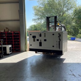 Generador diesel industrial de 34 kVA monofásico y trifásico Profesional ITC Power DG34KSE en una carretilla elevadora