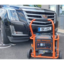 Groupe électrogène Essence 3Kw BLACK+DECKER BXGNP3000E à l'extérieur posé sur un parking